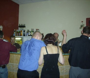 <div class=text ><p>Bar v obležení žíznivých navštěvníků plesu</p></div>